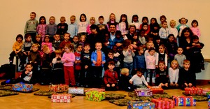 Mit leuchtenden Augen nahmen die Kinder vom Kinderhaus St. Albert ihre Geschenke aus der Aktion „Weihnachten im Schuhkarton“ entgegen. Sie wurden überreicht von Daniela Graf, Alexandra und Angelo Sorrentino und Leporello-Chefredakteurin Susanna Khoury.
